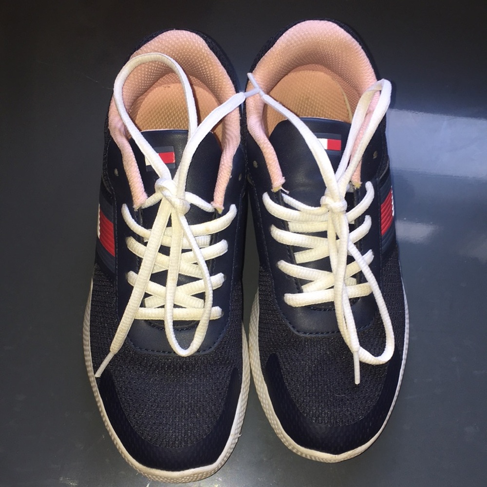 I’m selling Hilfiger size 3 dark blue white/pink